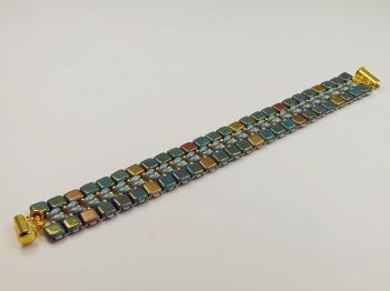 flaches Armband in Türkistönen